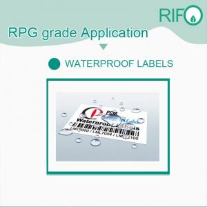 Povrchově potažený syntetický papír pro tisk štítků s nálepkami