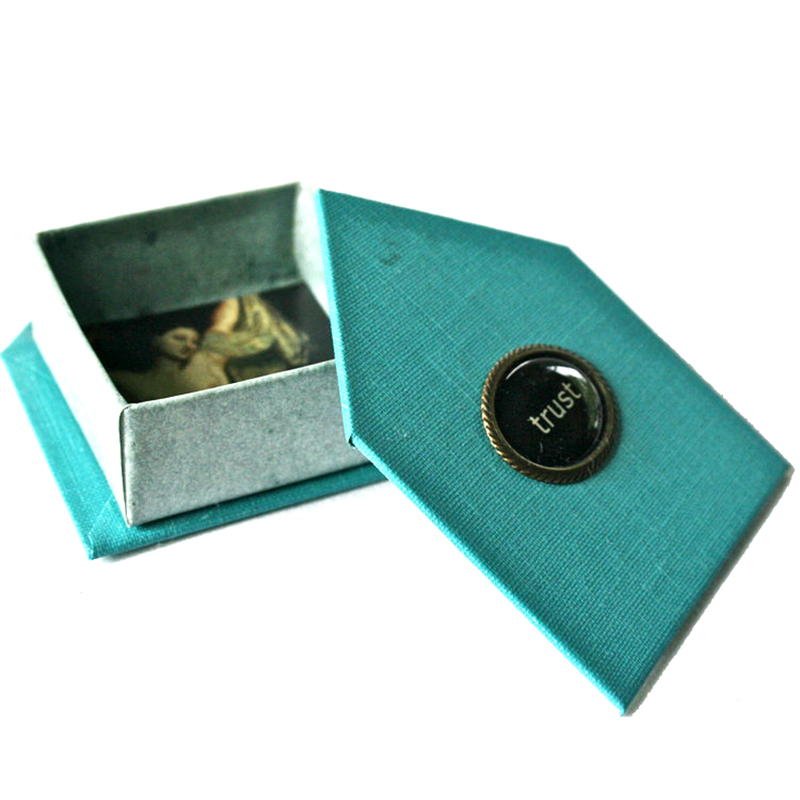 Jemná pevná dárková krabička ve tvaru domu pro kosmetiku