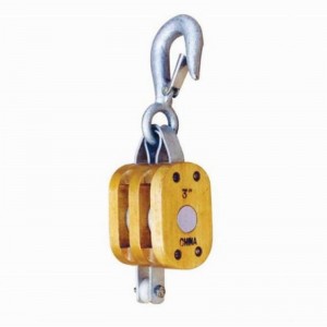 Pravidelný dřevěný blok s háčkem