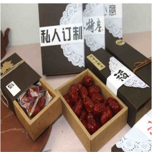 Balení do krabičky s barevnými kartony na zakázku