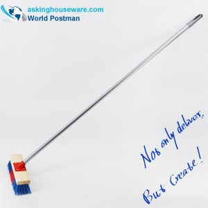 Dřevěný kartáč Akbrand s dlouhým držadlem pro venkovní tlačení