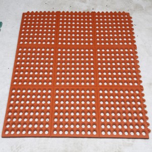 Vysoce kvalitní kompresní odolnost pryžová prstenová matrace SBR gumová podlahová rohož pro ochranu trávy