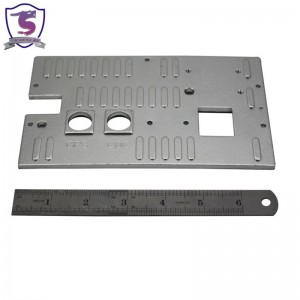 Kovová krycí deska pro elektronické zařízení