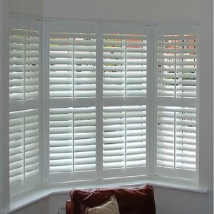 krásná okna a žaluzie dělají váš dům krásným