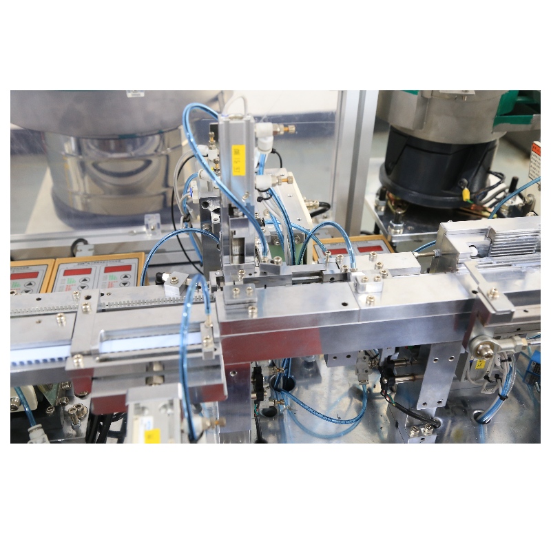 Automatické vkládání tlakových matic stroj