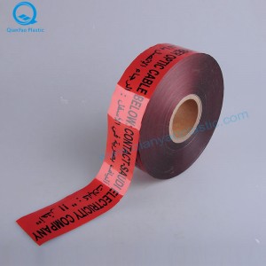 Saúdská Arábie NEBEZPEČÍ / POZOR Varovná páska podzemního telekomunikačního kabelu; Kabel z optických vláken pod výstražnou páskou