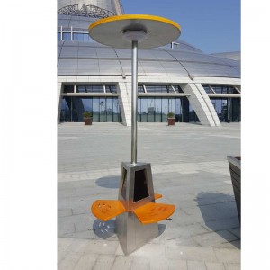 Solární přístřešek z ocelových laviček, reklamní pól, telefon a tablety nabíjení