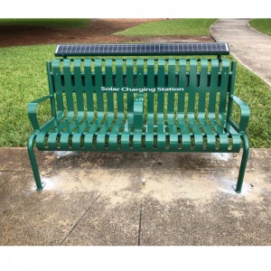 Nabíjecí lavice Uptown se solárními panely za sebou