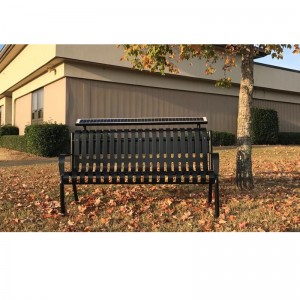 Nabíjecí lavice Uptown se solárními panely za sebou