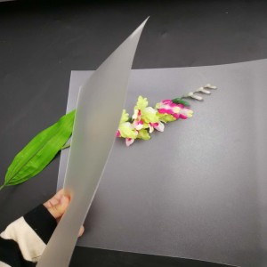 Vysoce kvalitní 0,5mm matný plastový tenký list PET pro tisk vizitek nebo značek oblečení