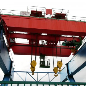 Mostový jeřáb s dvojitým nosníkem s dvojitým vozíkem