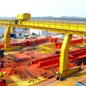 Jeřábový portálový jeřáb ve tvaru L s navijákem