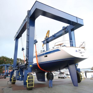 Jeřáb pro manipulaci s čluny a jachty