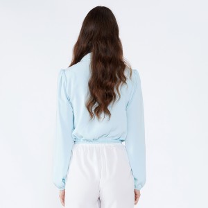 Světle modrý šátek límec elegantní módní kancelář nosí dámské halenky s dlouhým rukávem