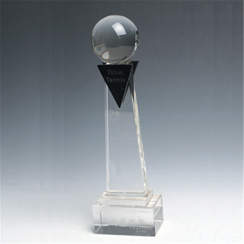 Crystal Trophy s míčem na vrcholu