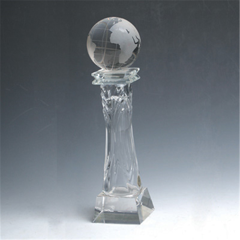 Crystal Trophy s míčem na vrcholu