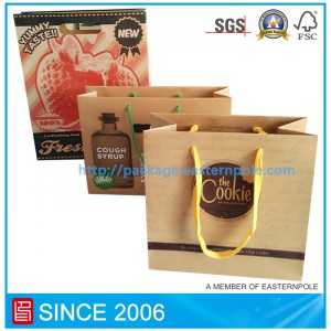 Hnědý recyklovaný materiál papírový sáček s vysekanou rukojetí