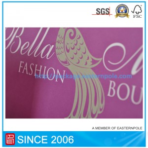 Fialový papírový sáček se svázanou rukojetí