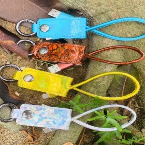 Přenosný datový kabel s klíčenkovým řetězcem