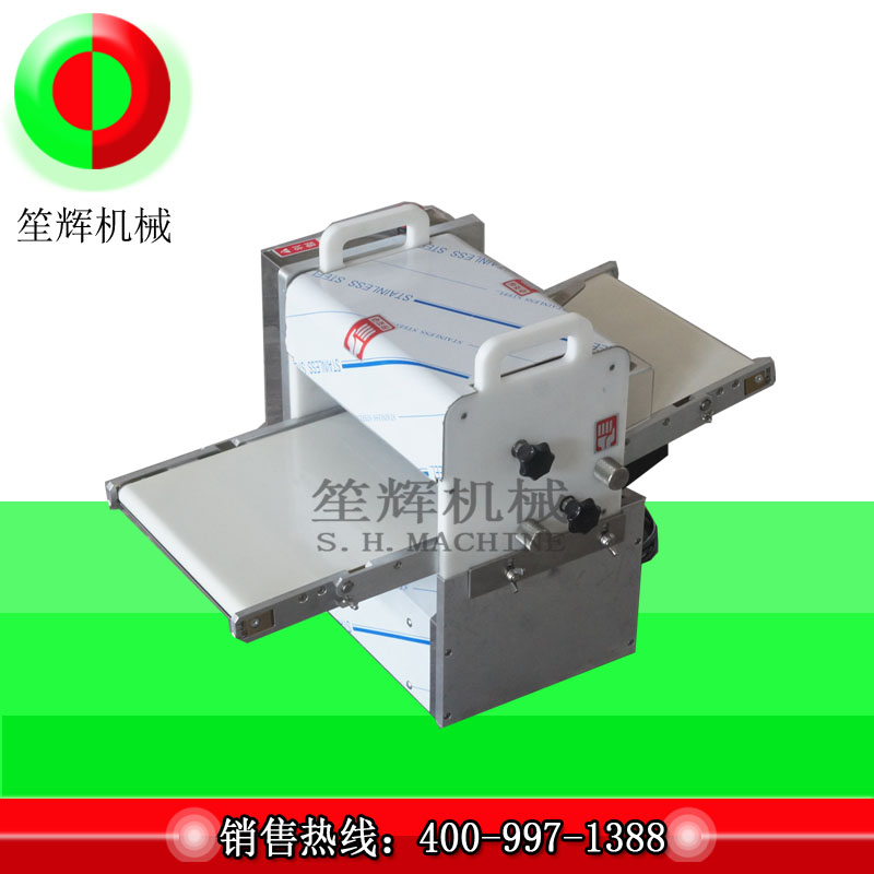 Malý kráječ masa řeže vepřové panenky