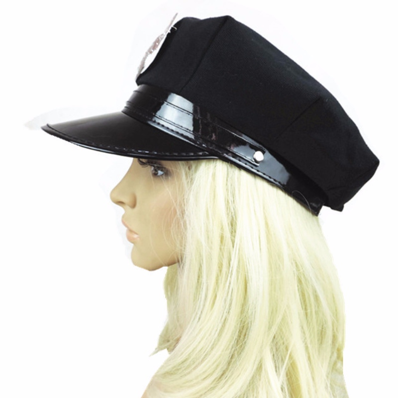 Výrobci prodávají černé osmihranné čepice, čepice s odznaky, policejní čepice, zakázkové klobouky pro Halloween party