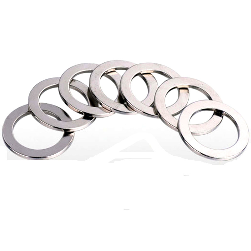 Přizpůsobte monopólový prstenový magnet.
