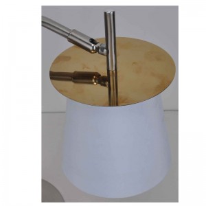 Stolní lampa s látkovým stínem a dekorační plachtou