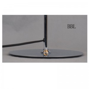 Stolní lampa s kovovým stínem a plochou základnou