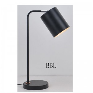 Stolní lampa s kovovým odstínem a úpravou funkce stínování