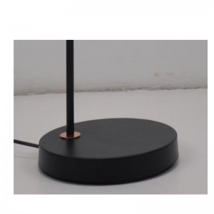 Stojací lampa s kovovým odstínem a seřízení funkce stínování