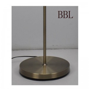 Moderní stojací lampa s mřížkou