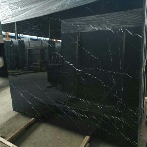 Mramor Nero Marquina v bílém pruhu