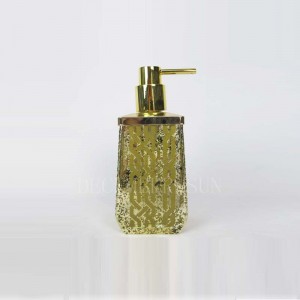 čiré sklo se zlatými dekadovanými koupelnovými doplňky