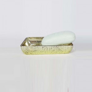 čiré sklo se zlatými dekadovanými koupelnovými doplňky