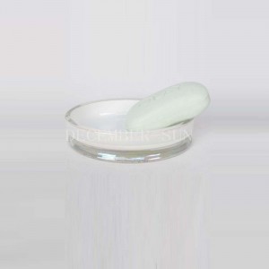 Čtvercová bílá se skleněnými koupelnovými doplňky s drceným zubním kartáčkem