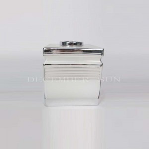 Elegantní bílá se stříbrnou linkou ze skleněné koupelnové sady