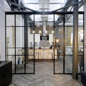 Úzké posuvné dveře bez rámu