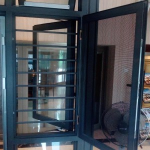 Hliníkové okno s moskytiérou