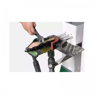 kožená bota, která vytváří stroj na straně pasu