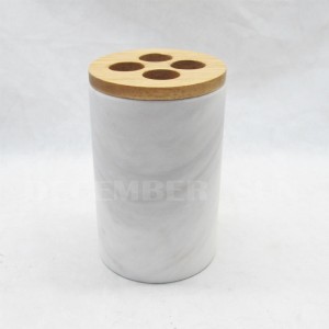 Bílý mramor s dřevěnými částmi koupelnové doplňky