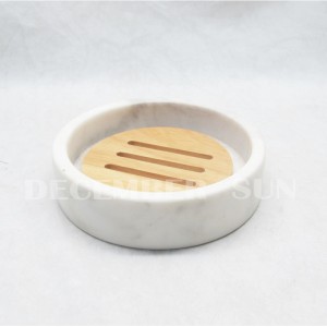 Bílý mramor s dřevěnými částmi koupelnové doplňky