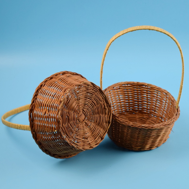 Pletený koš s násadou