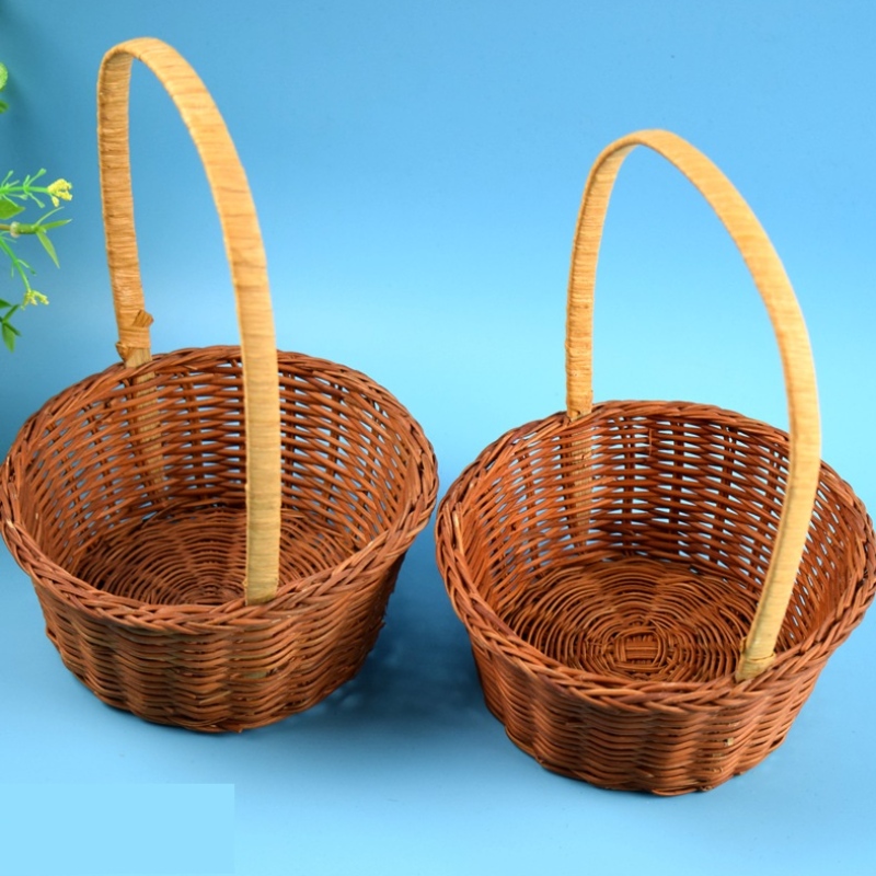 Pletený koš s násadou