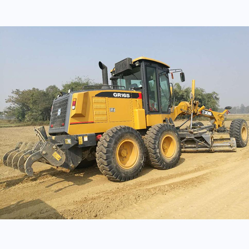 XCMG Grejdr Gr165 s rozrývačem a čepelí