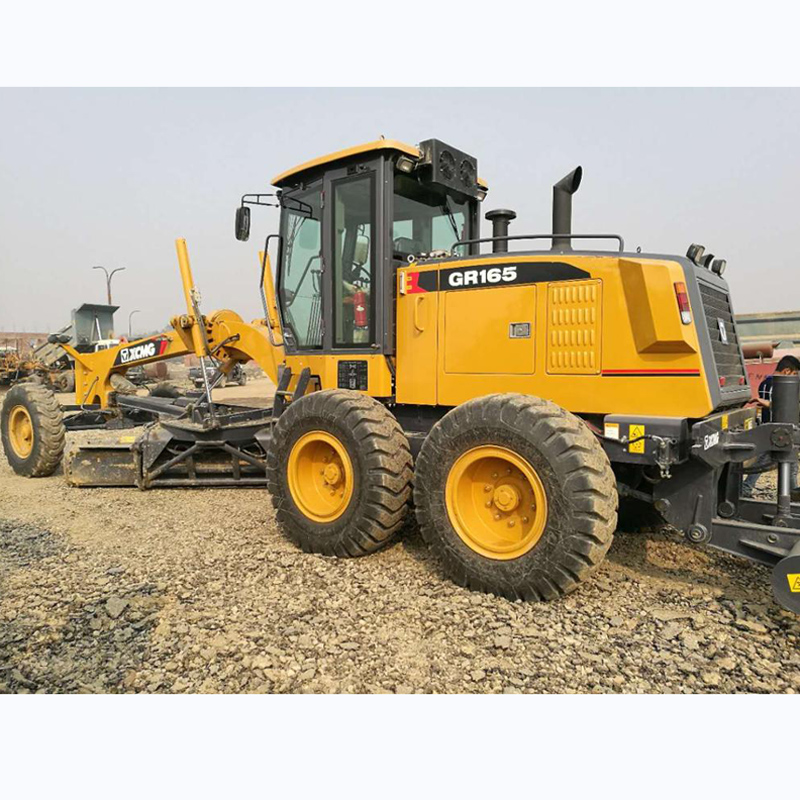XCMG Grejdr Gr165 s rozrývačem a čepelí