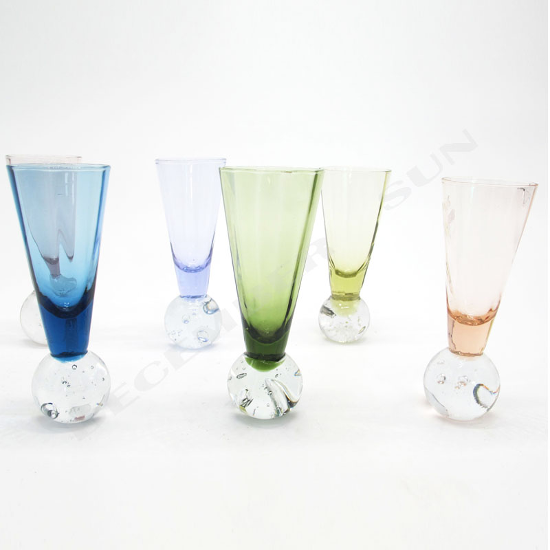 Typické kvalitní pití šampaňského poháru vína skla