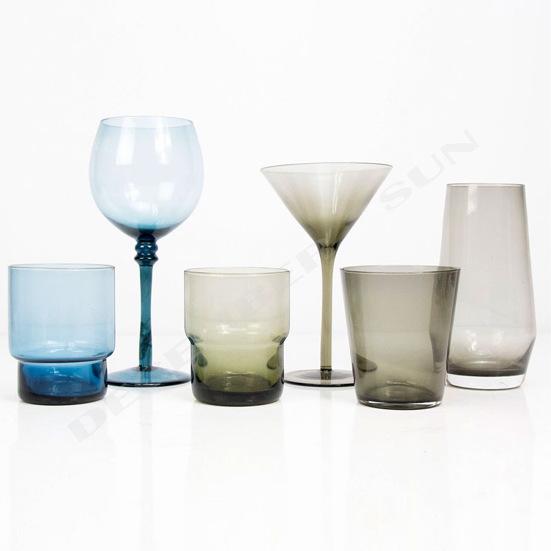 Typické kvalitní pití šampaňského poháru vína skla