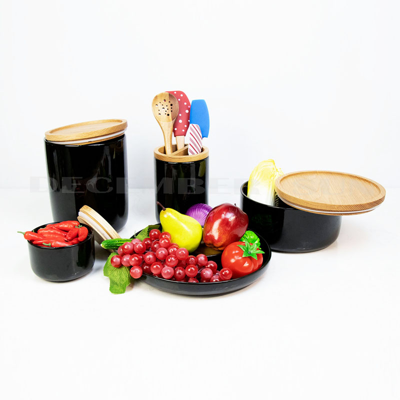 Černou keramiku s víkem kuchyňského příslušenství