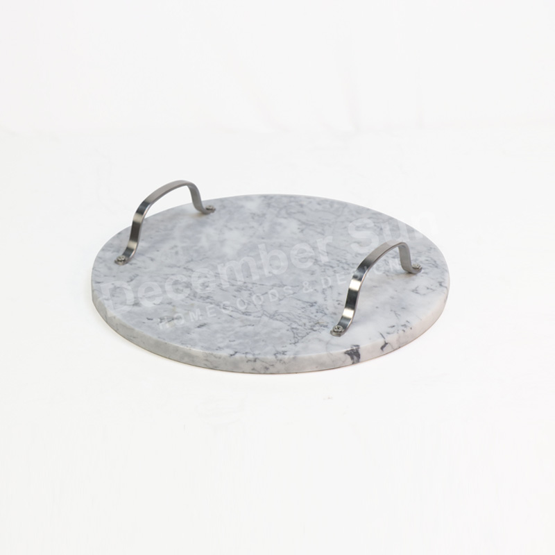 Mramorový servírovací podnos s horkou kovovou rukojetí