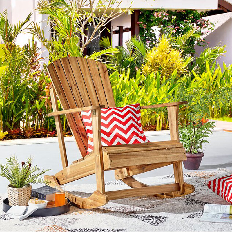 Adirondack houpací styl dělá židli stylovou a pohodlnou